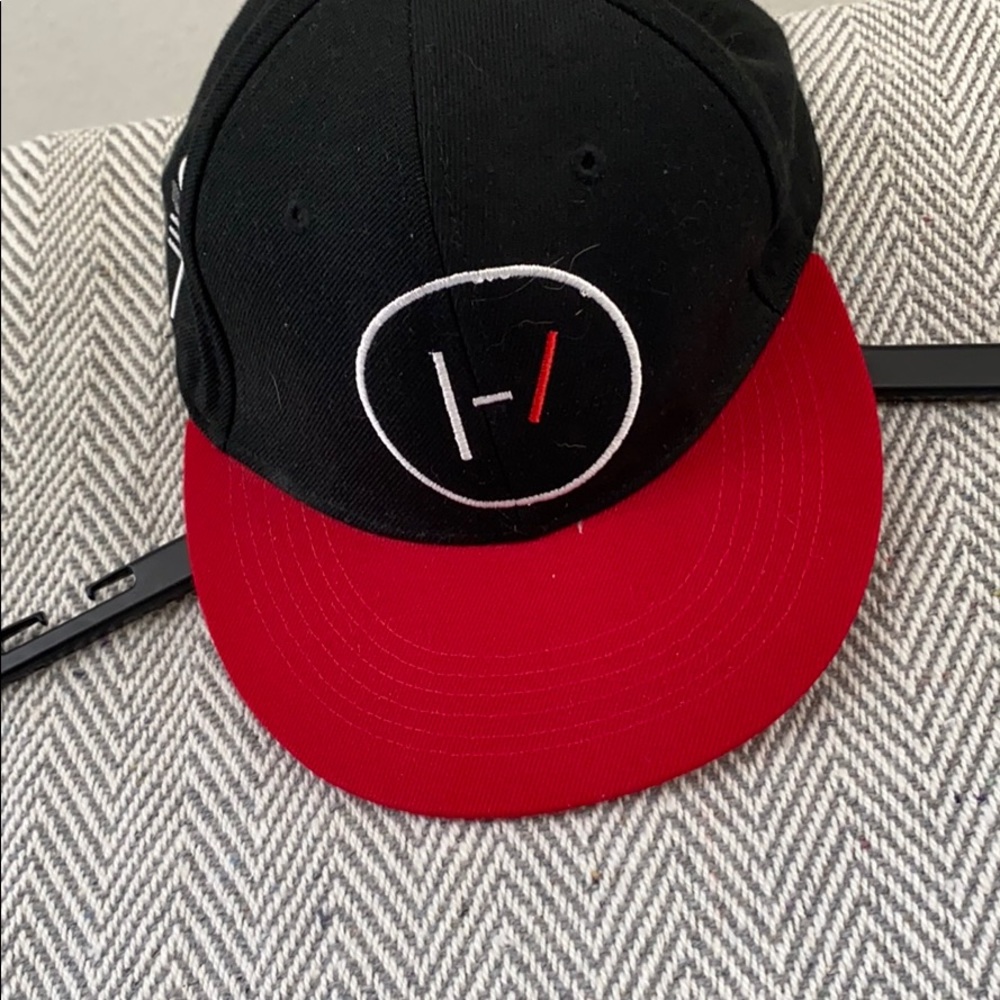 Nice hat(21 Piolets). Flat bill